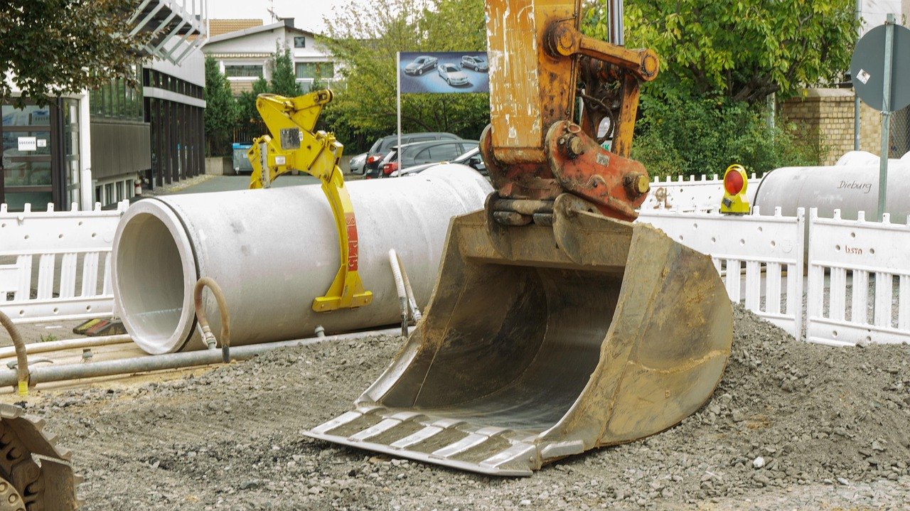 Xe cẩu lắp đặt cống hộp bê tông xuống rãnh